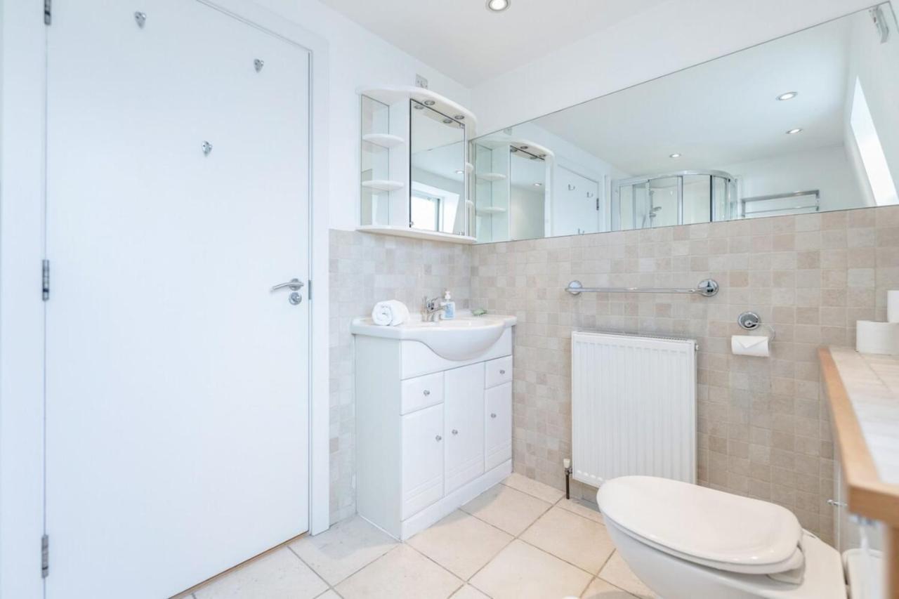 Beautiful 1 Bedroom Apartment In Victoria Лондон Екстериор снимка